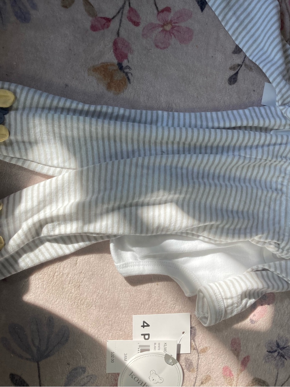 koalababy 3-6M Gray & White Striped Baby set with giraffe design and onesie. NWT - Picture 4 of 6